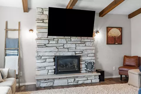 Living - 3008 E Killdeer Ln, Appleton, WI 54915 photo 2 of 6