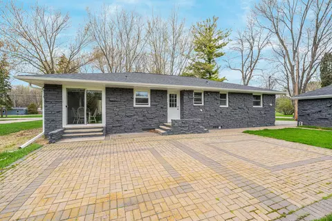 Exterior - 1034 S Ridge Ln, Appleton, WI 54914 photo 3 of 7