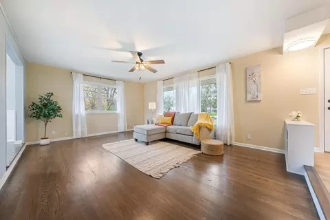 Living - 1034 S Ridge Ln, Appleton, WI 54914 photo 2 of 4