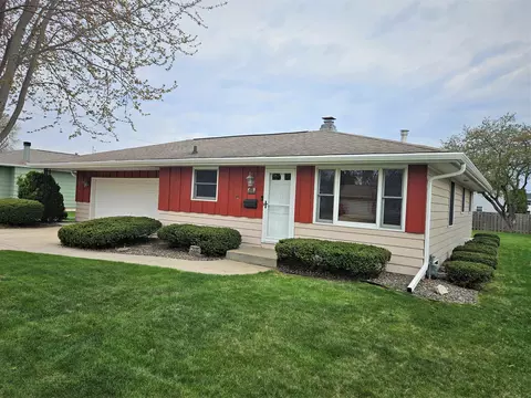 2005 Oak St, Oshkosh, WI 54901