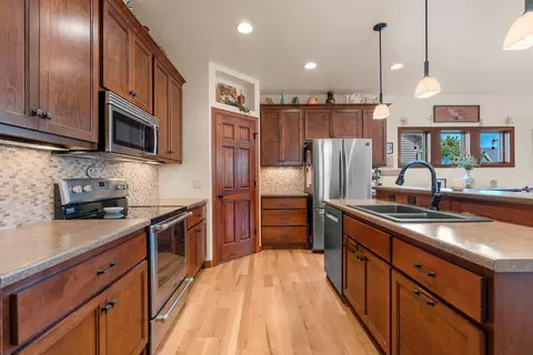 Kitchen - 177 E Clearwater Ct, Appleton, WI 54913 photo 2 of 7