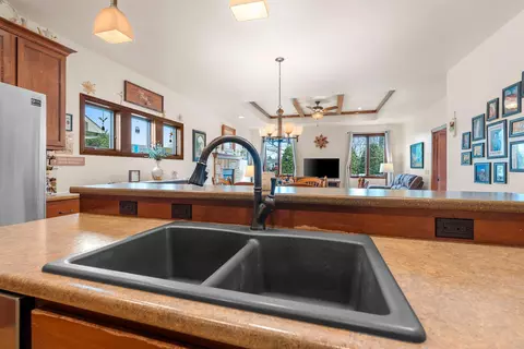 Kitchen - 177 E Clearwater Ct, Appleton, WI 54913 photo 6 of 7