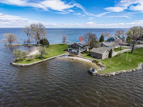 2384 Hickory Ln, Oshkosh, WI 54901
