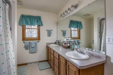 Bath - w5940 Moonflower Drive, Appleton, WI 54915 photo 2 of 4