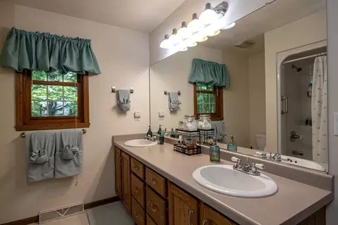 Bath - w5940 Moonflower Drive, Appleton, WI 54915 photo 2 of 2