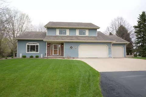 140 Overland Trl, Oshkosh, WI 54904
