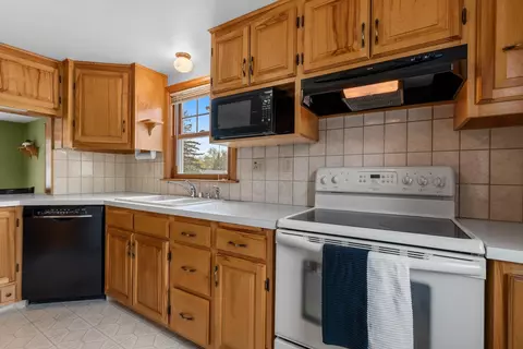 Kitchen - 2301 Carleton Ave, Appleton, WI 54915 photo 3 of 5