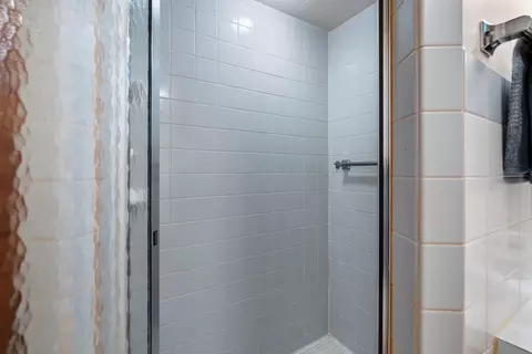 Bath - 2301 Carleton Ave, Appleton, WI 54915 photo 4 of 4