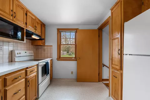 Kitchen - 2301 Carleton Ave, Appleton, WI 54915 photo 4 of 5