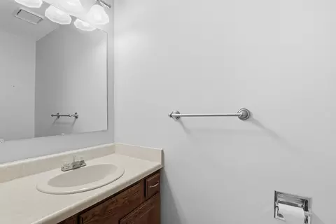 Bath - 82 Spencer Village Ct, Appleton, WI 54914 photo 2 of 2