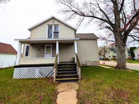 1417 11th Ave, Menominee, MI 49858