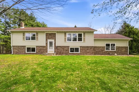 5588 E Brown Rd, Little Suamico, WI 54141