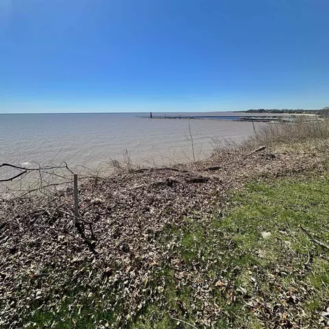 216 Lakeview Dr, Algoma, WI 54201