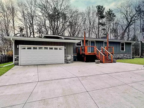 2360 Lincoln St, Marinette, WI 54143