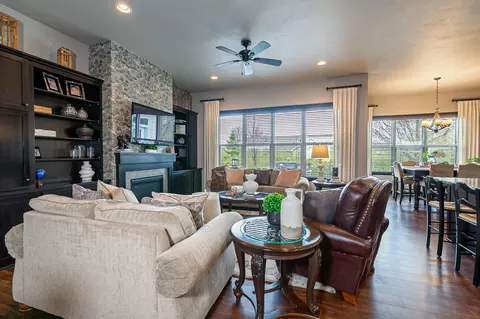 Living - 4873 W Jack Pine Ct, Appleton, WI 54913 photo 2 of 6