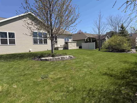 Exterior - 4873 W Jack Pine Ct, Appleton, WI 54913 photo 5 of 12