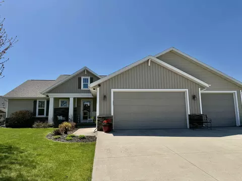 Exterior - 4873 W Jack Pine Ct, Appleton, WI 54913 photo 2 of 12