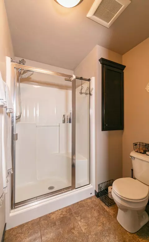 Bath - 4873 W Jack Pine Ct, Appleton, WI 54913 photo 3 of 5