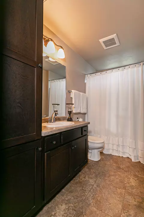 Bath - 4873 W Jack Pine Ct, Appleton, WI 54913 photo 4 of 5