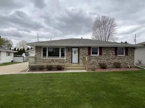 512 Jeffery St, Combined Locks, WI 54113