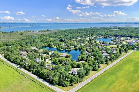 huntington way street, Suamico, WI 54173