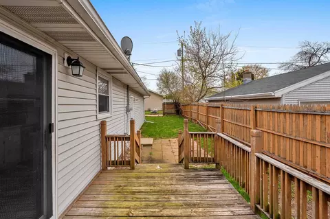 Exterior - 1540 E Plaza Dr, Appleton, WI 54915 photo 6 of 10