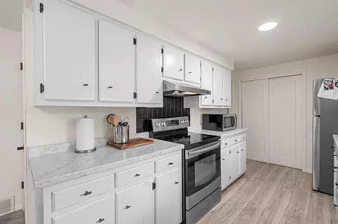 Kitchen - 1540 E Plaza Dr, Appleton, WI 54915 photo 4 of 4