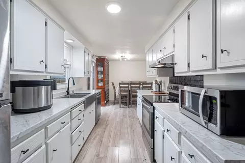 Kitchen - 1540 E Plaza Dr, Appleton, WI 54915 photo 2 of 4