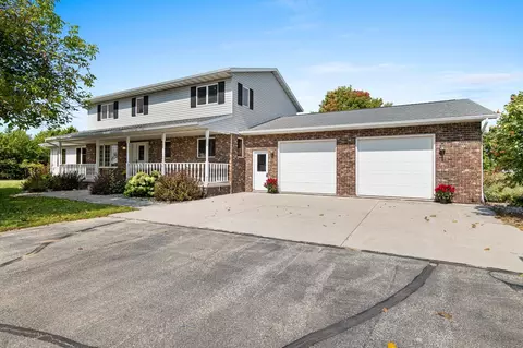 212 Apple Blossom Ln, Manitowoc, WI 54220