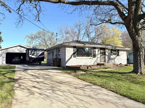 916 London St, Menasha, WI 54952