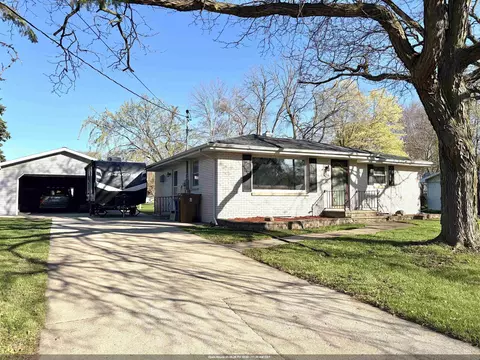 916 London St, Menasha, WI 54952