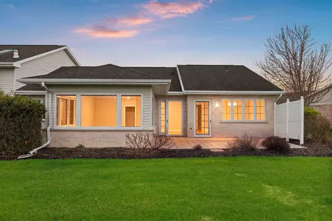 1633 Twin Lakes Cir, Green Bay, WI 54311