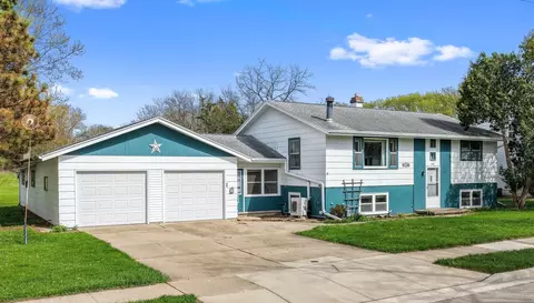 1041 S 6th St, De Pere, WI 54115