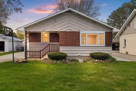 221 River Hts, Shawano, WI 54166