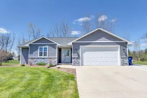 915 Nightingale Ct, Pulaski, WI 54162
