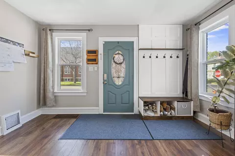 Entry Way - 1305 W Lawrence St, Appleton, WI 54914 photo 2 of 4