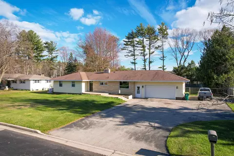 929 Edgewood Cir, Marinette, WI 54143
