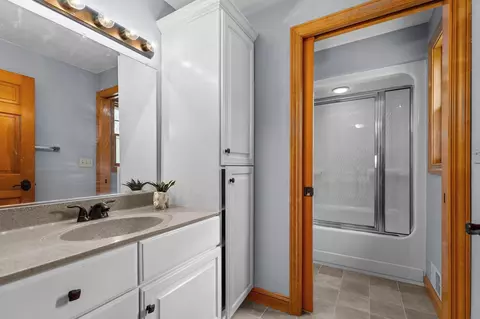 Bath - w6173 Long Court, Appleton, WI 54914 photo 7 of 10
