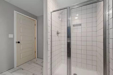 Bath - w6173 Long Court, Appleton, WI 54914 photo 9 of 10