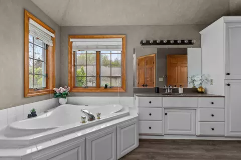 Bath - w6173 Long Court, Appleton, WI 54914 photo 3 of 10