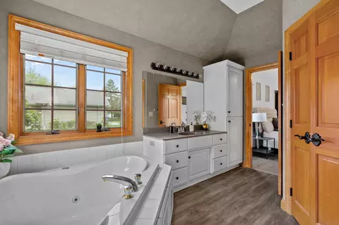 Bath - w6173 Long Court, Appleton, WI 54914 photo 2 of 10