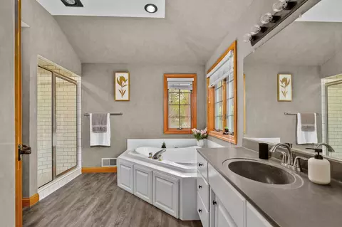 Bath - w6173 Long Court, Appleton, WI 54914 photo 1 of 10