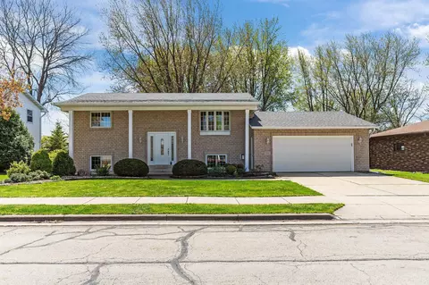 707 Pierce Ave, Little Chute, WI 54140
