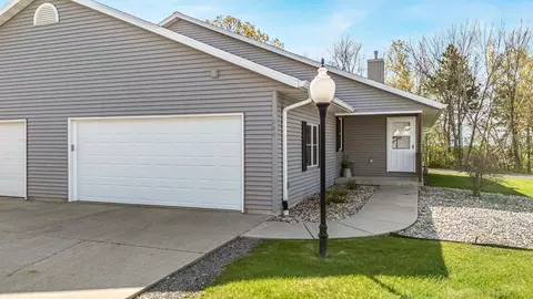 200 Prairie View Ct, Waupaca, WI 54981