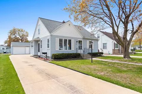 1299 Desnoyers St, Green Bay, WI 54303