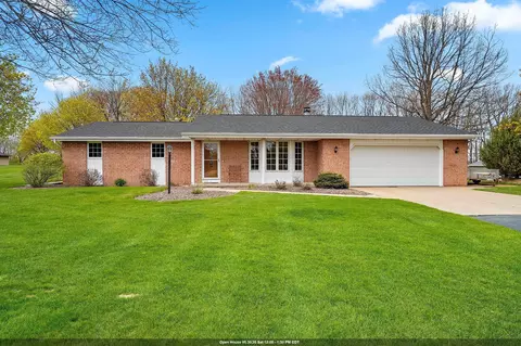 2504 Stonegate Dr, Green Bay, WI 54313