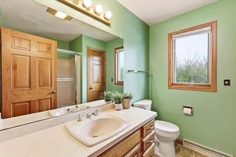 Bath - 917 E Kramer Ln, Appleton, WI 54915 photo 3 of 3