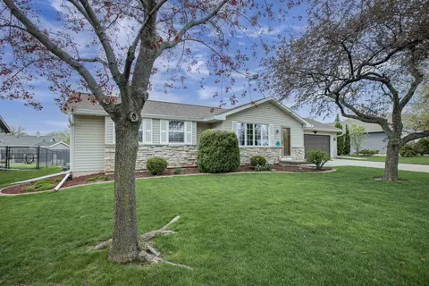 1260 Briarwood Dr, Menasha, WI 54952