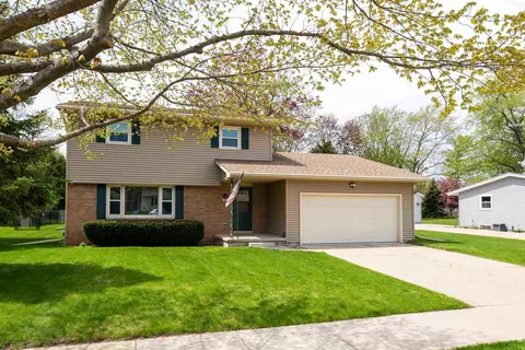 1235 S Westhaven Dr, Oshkosh, WI 54904