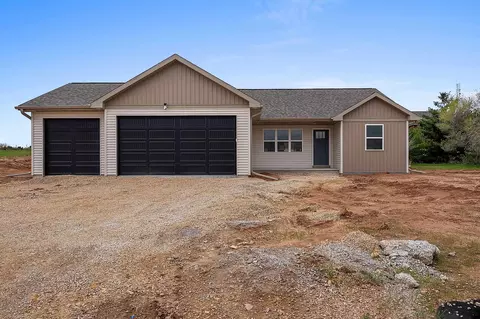 1900 Southland Ln, New London, WI 54961